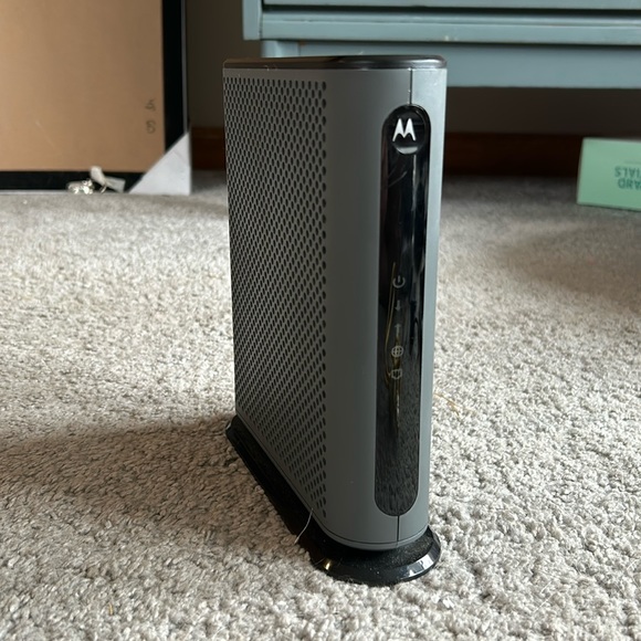 Motorola DOCSIS 3.1 Cable Modem Model: MB8600 includes power cable - Picture 2 of 3